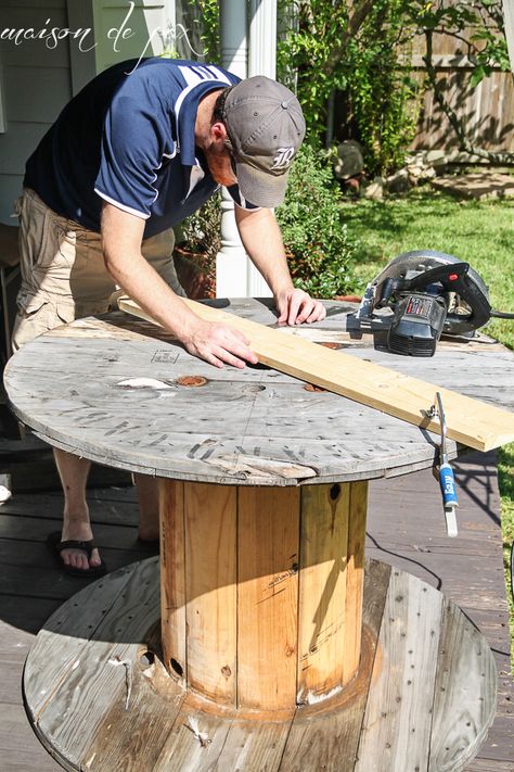 Love this project! How to make a table from an industrial spool via maisondepax.com #diy #outdoorliving #tutorial Diy Cable Spool Table, Electrical Spools, Wood Spool Tables, Wire Spool Tables, Wooden Cable Reel, Cable Spool Furniture, Cable Spool Tables, Wooden Spool Tables, Wooden Cable Spools