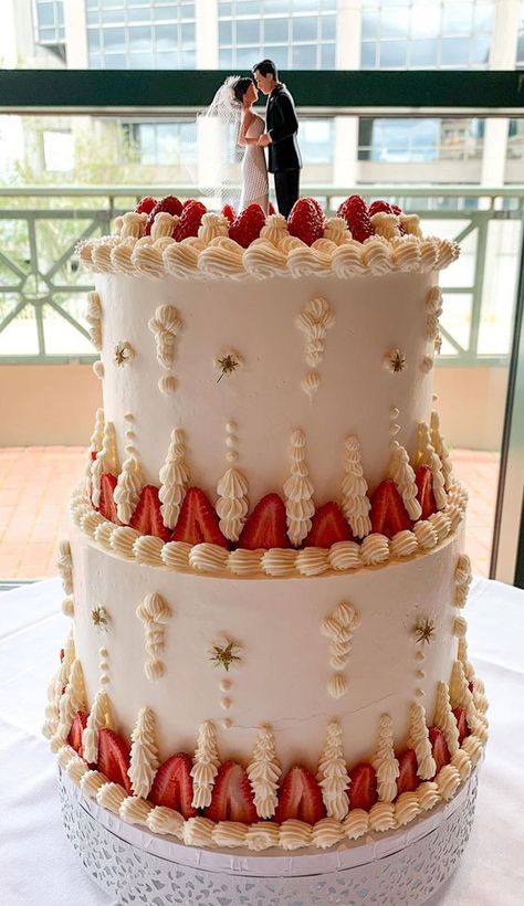 Strawberry Cream Cheese Wedding Cake, Vintage Inspired Wedding Cake, Strawberry Shortcake Wedding Cake, Lambeth Wedding Cake, Lambeth Piping, Strawberry Wedding Cake, Vanilla Wedding Cake, Lambeth Cakes, Vintage Wedding Cake Table