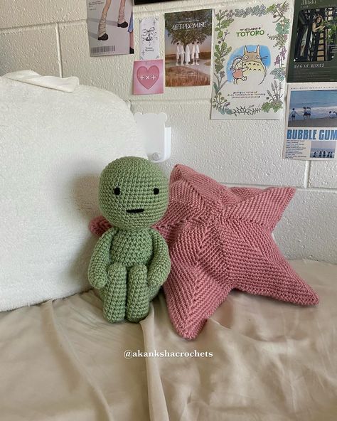 🌷🍵 my college bed area <3 i crocheted this smiski plush & star pillow for my bed in my dorm room and i love them so much ☹️🫶 also swipe to see my wall decor that i finally put up!! i’m currently working on writing a pattern for this smiski plush so let me know if you’re interested in that so i can decide whether to prioritize it 💗 #crochet #smiski #smiskiusa #ｓｍｉｓｋｉ #smiski_japan #smiskithailand #smiskis #smiskicollection #smiski_fan #smiskifigures #smiskijapan #crochetinspiration #crocheti... Crochet Smiski, College Bed, My Dorm Room, Crochet Pillow Cases, Star Pillow, Crochet Fairy, I Love Them So Much, Crochet Pillows, Crochet Stars