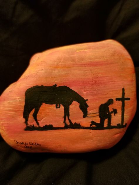 Praying cowboy with horse rock Horse Rock Painting Ideas, Western Painted Rocks, Horse Rock Painting, Cowboy With Horse, Rock Creations, Ladybug Rocks, Inspirational Rocks, Only Fools And Horses, Happy Stones