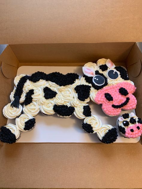 Cow Gender Reveal Cupcakes, Cow Themed Cupcake Cake, Cow Cupcake Cake Pull Apart, Cow Pull Apart Cupcake Cake, Cow Cookie Cake, Cow Deserts, Cow First Birthday Cake, Cow Themed Birthday Cake, Cow Cupcakes Ideas