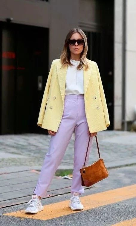 Chic and Confident: Stylish Spring Outfits for Women Over 40 Yellow Blazer Outfit, Mode Pastel, Pastel Pants, Colour Combinations Fashion, Color Combos Outfit, Color Blocking Outfits, Yellow Blazer, Chique Outfits, Pastel Outfit