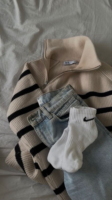 Knit Striped Sweater Outfit, Black And Brown Striped Sweater Outfit, Grey Striped Cardigan Outfit, Beige Striped Sweater Outfit, Plade Shirts Outfit Winter, Strip Sweater Outfit, Stripped Sweater Outfits Winter, Black And White Striped Sweater Outfit, Mom Fit Jeans Outfits