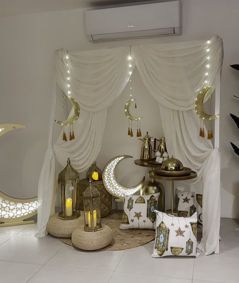 Eid House Decoration, Ramadan Photo Booth, Ramadan Table Setting, Eid Ul Fitr Decorations, Eid Activities, Ramadan Sweets, Ramadan Ideas, Decoraciones Ramadan, Muslim Prayer Room Ideas