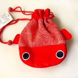 This weeks Kawaii Monday features this cute little Fish Drawstring pouch!!!    Awww its so cute!!! I would totally keep this in my purse an... Drawstring Bag Diy, Fish Bag, Drawstring Bag Pattern, In My Purse, Trip To Japan, My Purse, Diy Bags Purses, Bead Sewing, Fish In A Bag