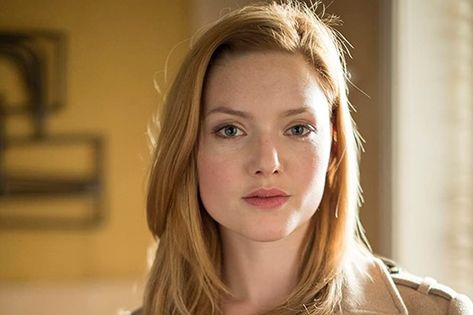 C.B. Strike (2017) Robin Ellacott Style, Holiday Grainger, Robin Ellacott, V Shape Hair, Holliday Grainger, Girl Haircuts, Long Layered Hair, Celebrity Hairstyles, V Cuts