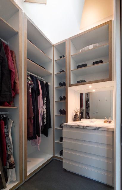 17 Functional Ideas For Designing Small Wardrobe Small Walk In Wardrobe, Small Walk In Closet Organization, Closet Organization Designs, Organizing Walk In Closet, Organiser Son Dressing, Small Walk In Closet, Closet Small Bedroom, Contemporary Closet, Dressing Design