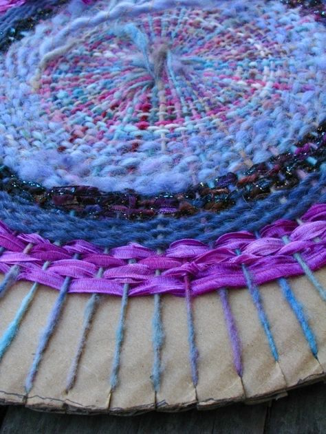 Weaving Placemats, Circle Weaving, Circular Weaving, Card Weaving, Diy Weaving, Diy Craft Tutorials, Weaving Projects, Wool Crafts, Loom Weaving