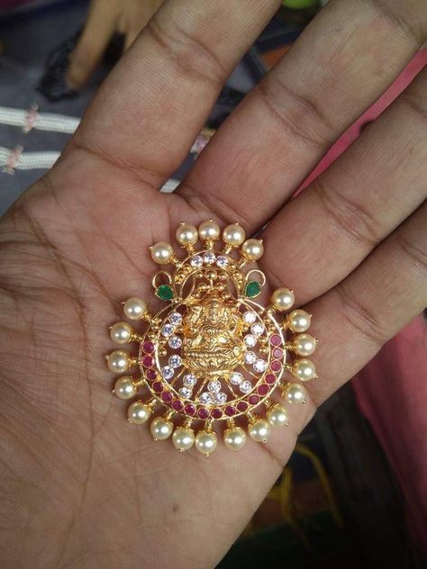 Jade Bangara, Lockets Gold Indian For Women, Lockets Gold Indian, Lockets Gold, Latest Gold Ring Designs, Indian Gold Necklace Designs, Temple Jewellery Earrings, Gold Earrings Indian, Gold Bangles For Women