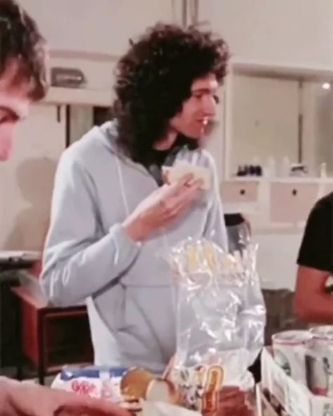 I could stare at Bri awkwardly eating a sandwich all day 'cause he's the cutest. I wonder if it only had cheese or something else though.… Queen Brian May, Freddy Mercury, Queen Photos, Music Playing, Roger Taylor, Queen Pictures, Queen Freddie Mercury, John Deacon, Brian May