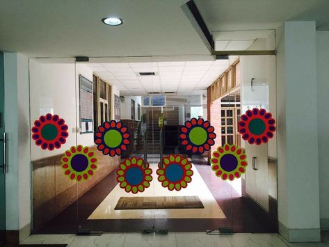 Glass door decoration ideas in school or office / paper rangoli idea Glass Door Decoration For School, School Gate Decoration Ideas, School Reception Decoration Ideas, Decoration Ideas In School, Paper Rangoli, School Display Board, Glass Gate, Rangoli Idea, School Reception