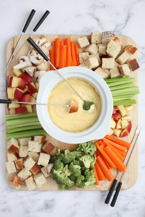 Cheese Fondue For Kids, Party Fondue Ideas, Christmas Cheese Fondue, Vegetarian Fondue Ideas, Kids Fondue Party, Fruit Fondue Ideas, Cheese Fondue Board, Fondue Board Ideas, Fondue For Kids