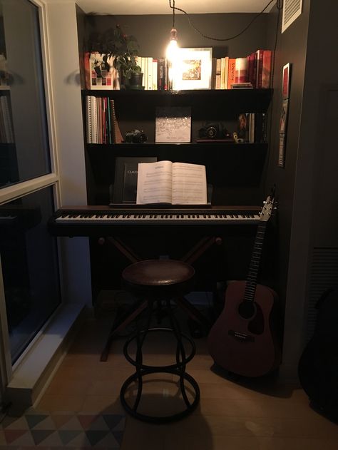 Keyboard Nook Bedroom With Keyboard, Keyboard In Apartment, Bedroom With Keyboard Piano, Keyboard Room Ideas, Keyboard Styling, Keyboard Piano Room, Keyboard Piano In Bedroom, Keyboard Decorating Ideas, Keyboard In Room