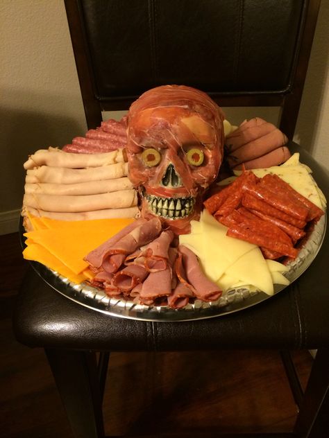 Crafty skull Halloween meat tray Fun Halloween Party Food, Cheap Halloween Diy, Halloween Finger Foods, Meat And Cheese Tray, Creepy Halloween Food, Recetas Halloween, Cheap Diy Halloween Decorations, Diy Halloween Treats, Halloween Food Appetizers