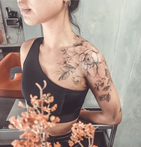 Bird And Peony Tattoo, Tattoo Ideas Upper Arm, Tattoos Edgy, Top Of Shoulder Tattoo, Dr Tattoo, Feminine Shoulder Tattoos, Women's Shoulder Tattoo, Front Shoulder Tattoos, Shoulder Cap Tattoo