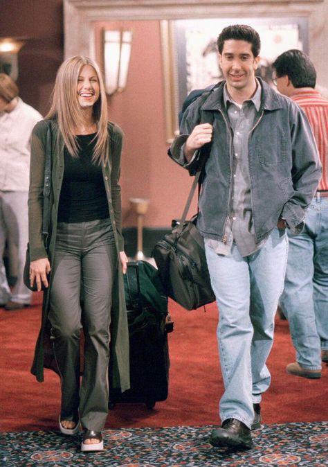 So, French Girls Won't Stop Wearing These 7 Outfits From Friends Outfits From Friends, Estilo Rachel Green, Rachel Green Friends, Rachel Green Style, Rachel Green Outfits, Rachel Friends, Ross And Rachel, Jenifer Aniston, Courtney Cox