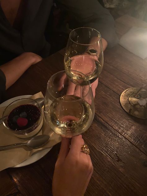 #date #love #aesthetic #wine #datenightideas #date #love #wine Dinner Date Aesthetic, Women Drinking Wine, Wine Photography, Romantic Table, Wine Mom, Aesthetic Couple, Summer Wines, Wine Night, Date Dinner