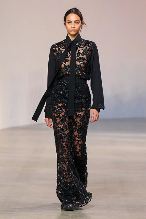 Elie Saab Fall 2022, Aesthetic Dress Outfit, Fashion Costume Halloween, Dreamy Gowns, Elie Saab Fall, Elie Saab Couture, Catwalk Collection, Moda Outfit, Dresses Casual Winter