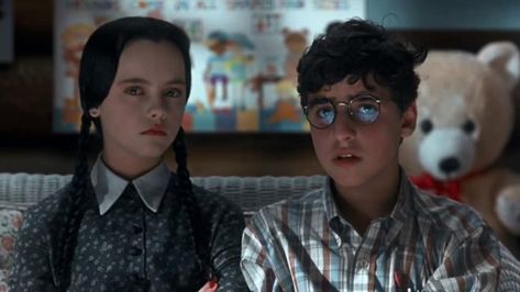 25 Spooky-But-Not-Scary Halloween Movies To Watch If You Don't Like Horror David Krumholtz, Halloween Movies To Watch, Addams Family Movie, Addams Family Values, Wednesday Movie, Adams Family, Classic Horror Movies, Cute Love Stories, Christina Ricci