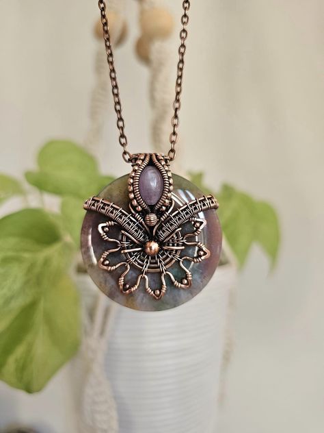 Wire Wrapped Donut Pendant, Wire Wrapped Stone Jewelry, Wire Wrap Jewelry Designs, Donut Pendant, Wire Wrapped Jewelry Diy, Wire Jewellery, School Jewelry, Wire Jewelry Designs, Wire Wrapping Stones