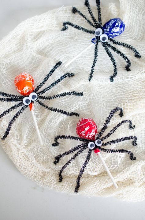 Make lollypop spiders with pipe cleaners and googly eyes. Dollar Tree Halloween Diy, Dollar Store Halloween Diy, Dollar Tree Halloween Decor, Diy Spider, Halloween Camping, Leftover Halloween Candy, Halloween Decoration Ideas, Halloween Spider Decorations, Easy Halloween Party