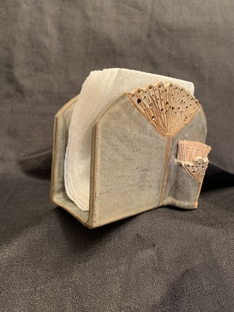 Ceramic Napkin Holder Ideas, Napkin Holder Clay, Pottery Napkin Holder, Hand Built Pottery Templates, Clay Napkin Holder, Ceramic Napkin Holder, Diy Keramik, Slab Ceramics, Art Coquillage