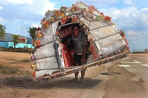 Liu Lingchao, 39, carries his home on his back while he makes his living in the city of Liuzhou Moon Walk, Portable Home, Vernacular Architecture, Portable House, Small Buildings, Eco House, Environmental Design, City Architecture, Travel News