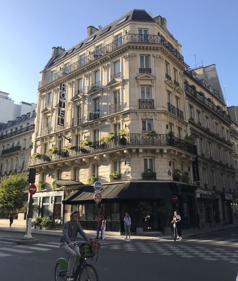 Parisian Apartment Exterior, Haussmann Architecture, Paris Buildings, Townhouse Exterior, Apartments Exterior, Parisian Architecture, Apartment Exterior, French Apartment, Paris Dream