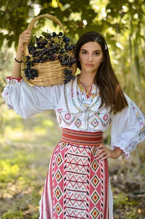 Albania Clothes, Veshje Tradicionale Shqiptare, Albania Clothing, Albania City, Albanian Clothing, Drawing Girls, Albanian Culture, Costumes Around The World, Folk Clothing