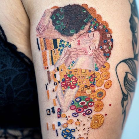 Gustav Klimt Tattoo, Klimt Tattoo, Frida Tattoo, Kiss Tattoo, Infinity Tattoo With Feather, Kiss Tattoos, Hyper Realistic Tattoo, Father Tattoos, Blue Rose Tattoos