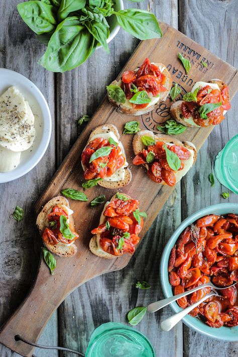 Bruschetta Photography Food Styling, Bruschetta Food Photography, Tomato Food Photography, Sandwich Food Styling, Canapes Photography, Bruschetta Photography, Appetizer Photography, Roasted Tomato Caprese, Bruschetta Caprese