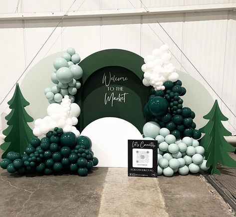 Balloon Christmas Backdrop, Holiday Balloon Backdrop, Winter Party Photo Backdrop, Christmas Backdrop With Balloons, Christmas Decorations Backdrop, Christmas Balloons Garland, Christmas Home Decor 2023, Christmas Balloon Decor Ideas, Backdrop Christmas Ideas