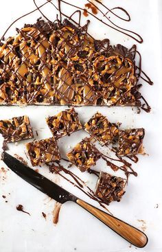 Dark chocolate-caramel pretzel bark Chocolate Caramel Pretzel Bark, Caramel Bark, Chocolate Bark Recipes, Pretzel Bark Recipes, Pretzel Caramel, Caramel Pretzel Bark, Pretzel Bark, Bark Recipes, Chocolate Caramel Pretzels