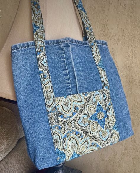 Fabric Bags For Kids, Old Jeans Sewing Projects, Denim Scraps Ideas, Handmade Fabric Purses, Upcycle Denim, Blue Jean Purses, Sac Tote Bag, Holiday Tote Bag, Denim Bag Patterns