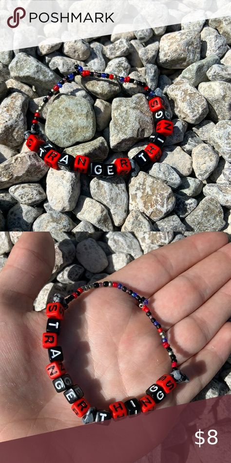 STRANGER THINGS BRACELET!!! Stranger Things Beads, Hhn Bracelets, Stranger Things Bracelet Ideas, Stranger Things Bracelet, Stranger Things Jewelry, Beauty And The Beast Drawing, 11 Stranger Things, Pony Bead Bracelets, Stranger Things Have Happened