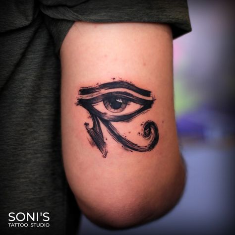 Horus Tattoo Eye, Eye Of Rah Tattoo Design, Eye Of Ra Tattoo Men, Evil Eye Tattoo Men, Eye Of Ra Tattoo Design, Eye Of Horus Tattoo Design, Egyptian Eye Tattoo, Horus Eye Tattoo, Tattoos Eyes