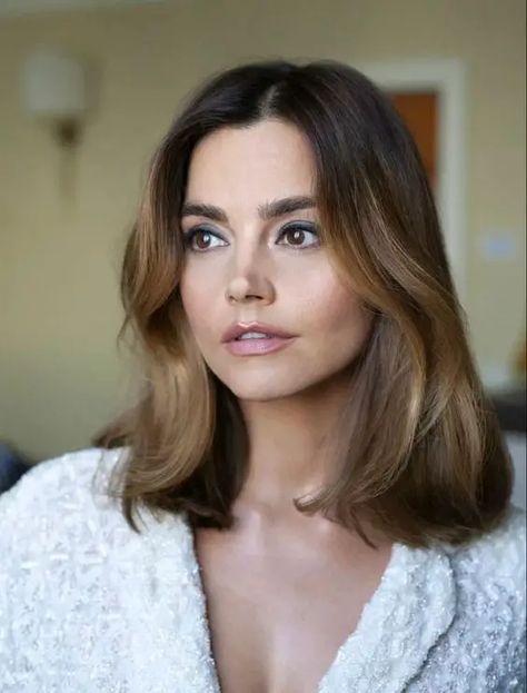 Explore Trendy Spring Haircuts Shoulder Length 2024 – Cute Styles & Where to Buy Collar Bone Brunette Hair, Wavy Brunette Bob, Contour Bob, Brown Hair Mid Length, Collar Bone Hair, Jenna Coleman Hair, French Bobs, Haircut Summer, Haircuts Shoulder Length