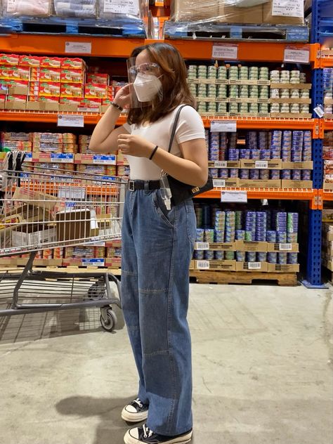 You’ll never go wrong with white top and baggy pants 😉👍🏼 #jeansoutfit #baggypantsforwomen #whitetshirt #grocerystore #groceryphotoshoot #converse #aesthetic follow me on instagram: @dmv.g Baggy Pants Fitted Top, Fitted Top Baggy Pants, Baggy Pants Small Top, Tight Top Baggy Pants Outfit, Small Shirt Big Pants Outfit, Baggy Pants Tight Shirt Outfit, Top And Baggy Pants, Tight Shirt Outfit, Big Pants Outfit