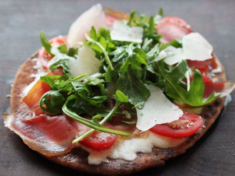 Prosciutto, mozzarella, tomatoes, and arugula come together for a crisp, light pizza dinner. This recipe is a slight cheat on skillet pizza, since it uses pre-made flatbread instead of pizza dough. Then again, it really does only take five minutes to make, so I don't feel badly about it at all. Flatbread Prosciutto, Prociutto Appetizers, Arugula Flatbread Pizza, Pizza With Prosciutto, Mozzarella Prosciutto, Arugula Pizza, Prosciutto Pizza, Gluten Free Puff Pastry, Pizza Dinner