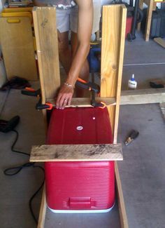 How To Build a Cooler Stand from Pallets Cooler Stand Diy Plans, Things To Make From Pallets, Cooler Bar, Pallet Cooler, Wood Cooler, Wooden Cooler, Diy Cooler, Cooler Stand, Patio Cooler