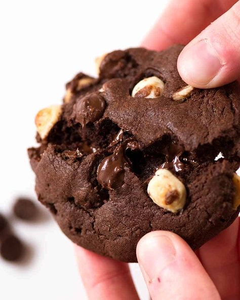 Close up of hand breaking a Better than Byron Bay Triple Chocolate Cookie. Chewy on the inside, 40% chocolate, with crispy edges. Recipe Tin Eats, Tin Eats, Capital R, Chocolate Fudge Cookies, Triple Chocolate Cookies, Raw Cookie Dough, Fudge Cookies, Chewy Cookies, Recipetin Eats