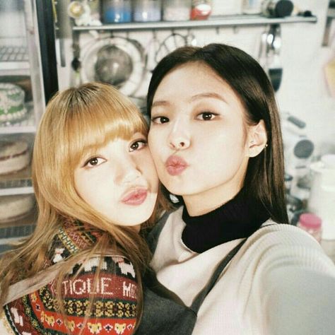 #JenLisa #Lisa #Jennie #Blackpink Lisa And Jennie, Romeo Ve Juliet, Jennie And Lisa, Chica Cool, Blackpink Members, Rosé Jisoo, Jennie Lisa, Park Chaeyoung, Blackpink Photos