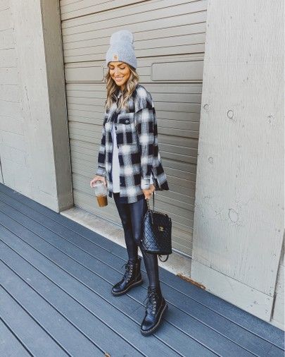 Oversize Check Shirt Outfit, Black Check Shirt Outfit Women, Chuncky Boots, 80 Outfits, Black Leather Leggings Outfit, Checked Shirt Outfit, Plaid Jacket Outfit, Tops To Wear With Leggings, Faux Leather Leggings Outfit