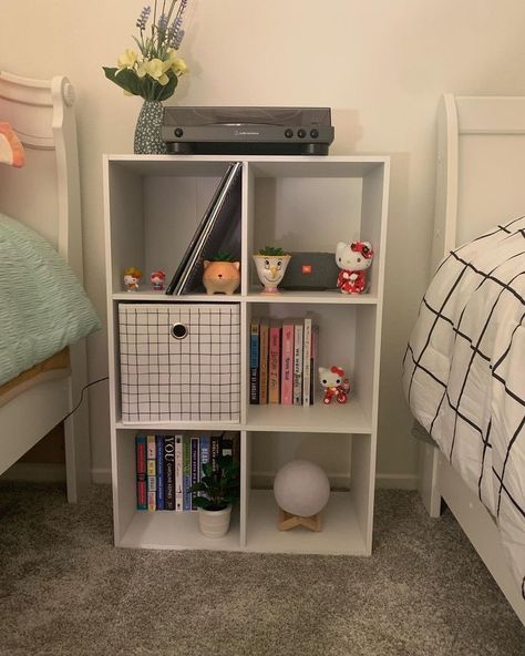 Cubic Shelf Decor Bedroom, Cube Organizer Bookshelf Ideas, Cube Organizer Ideas Bedroom Aesthetic, Small Bookshelf Organization, Shelf Set Up, Cube Shelf Aesthetic, Small Bookshelf Ideas Bedrooms, Cube Shelf Decor Bedroom, Shelf Organization Ideas Bedroom