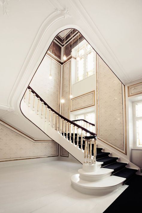 The neo-classical frame of the building is evident in the staircases, doorways and gold-painted accents and friezes. | Tuija Seipell Architect and designer Helle Flou, founder of Copenhagen-based HelleFlou, was responsible for the design of the offices for the Danish Fashion and Textile association (Dansk Mode og Textil) and Kopenhagen Fur. Copenhagen Interior, Trendy Rug, Lan Can, Neo Classic, Interior Stairs, Home Modern, Classic Interior, Staircase Design, Stairs Design