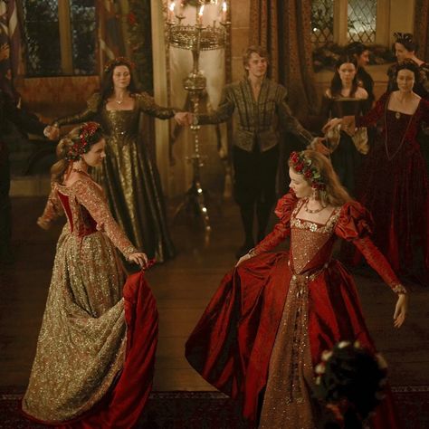 Katherine Howard The Tudors, Old Royal Dresses, Dresses In Movies, Anne Boleyn The Tudors, Tamzin Merchant, Salem Tv Show, Tudor Series, Catherine Howard, Tudor Dress