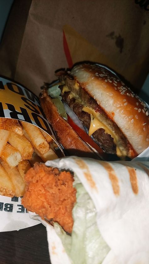 03/06/2023 #food #burger #hardees Burger Snap, Fast Food Photography, Dr Food, Delicious Food Image, 2023 Food, Food Burger, Food Story, Instagram Dp, Food Therapy