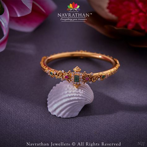 Kankanam Bangles Gold, Kada Bangles Gold Design, Gold Kada Design For Women, Bangles Jewelry Designs Gold, Kada Bangles, Gold Jewelry Prom, Gold Kada, Gold Jewels Design, Neck Pieces Jewelry