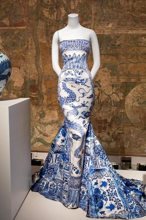 Ming vase dress by Roberto Cavalli, 2005 Chinese Whispers, Extraordinary Clothes, Porcelain Dress, Satin Evening Dresses, Through The Looking Glass, Chinese Dress, Mermaid Fashion, Gorgeous Gowns, Inspired Dress