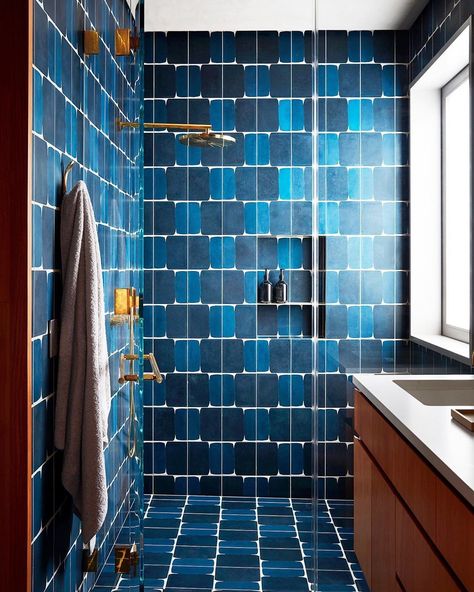 Blue Bathroom tiles!!!  it or  it?   Photo by Architectural Digest in Santa Cruz California. #Regram via @archdigest #Regram again by @homedecorpossibilities Thx @archdigest for the original post. Grandparent Suite, Commune Design, Chic Beach House, Santa Cruz Beach, Front Courtyard, Surf House, Fireplace Tile, Entry Foyer, Step Inside